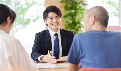 接客中のスーツを着た男性